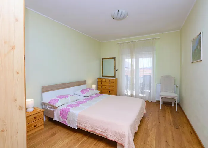 4221b * Brodarica (Sibenik-Knin)